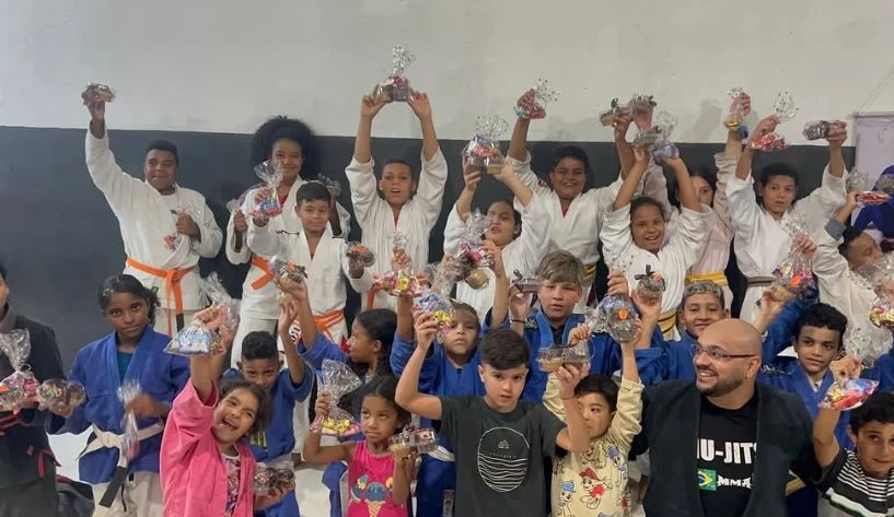 Turma de crianças de kimono comemorando com os presentes
